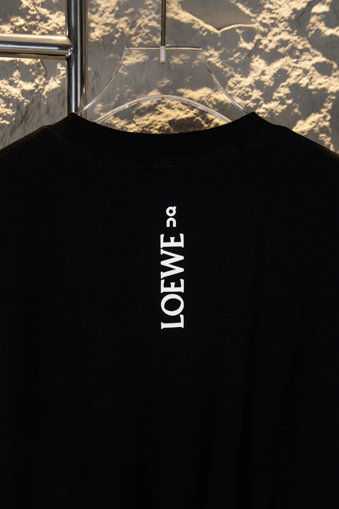 ：Y 100 LOEWE 2026New Arrival T Quality 。 ， ， ， 。 ， ， ， ， 。 ， ， ， hold ， Versatile 。Loewe On 。LOEWE 「L」 On ， Size：S-XL ：Black White